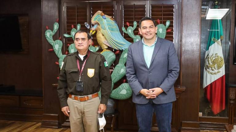 El Contralmirante Salvador González Guerrero con el Alcalde de Juárez Cruz Pérez Cuellar.