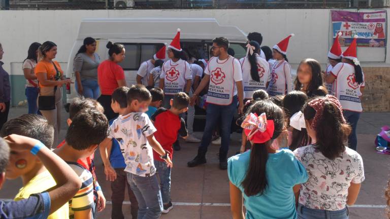 Los presentes disfrutaron de las piñatas, los dulces y los juegos que realizó el equipo voluntario.