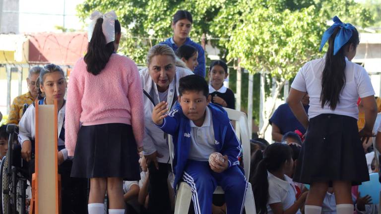 Más de 400 alumnos de la escuela participaron en el evento.