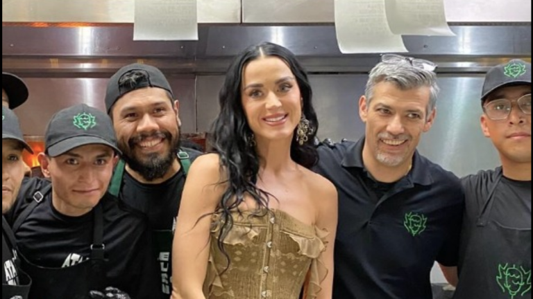 Disfruta Katy Perry de ricos tacos en Ciudad de México