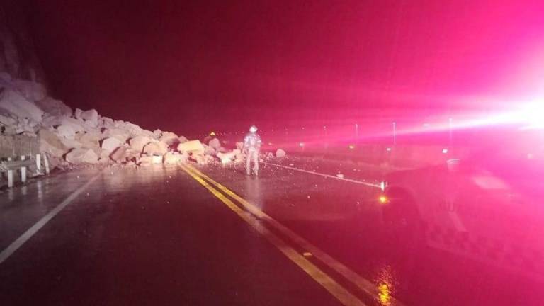 Debido a un talud a la altura del kilómetro 110 de la autopista Mazatlán-Durango, se reporta este martes el cierre de la circulación en esa zona.