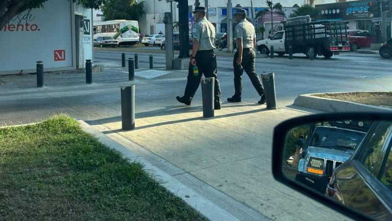 Elementos de la Guardia Nacional recorren a pie y en vehículos la Zona Dorada.