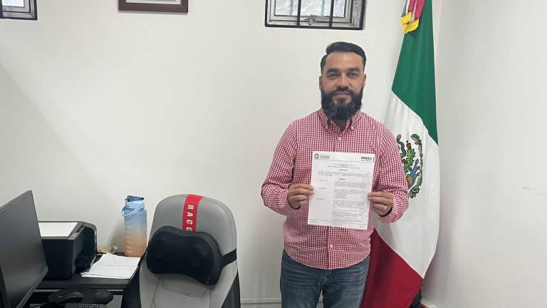 José Alberto Beltrán Figueroa muestra la convocatoria del Premio Municipal del Deporte 2024.