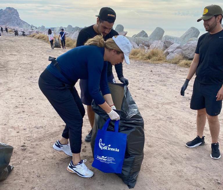 $!Realiza equipo de MazConCiencia limpieza a la escollera del Faro Mazatlán