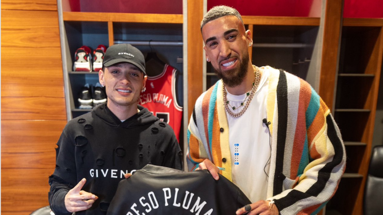 Peso Pluma visita las instalaciones de los Bulls de Chicago.