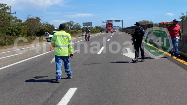 Las autoridades habían cerrado la carretera debido a un accidente que se dio de un tráiler que traía dos contenedores con combustible y que terminó volcado.