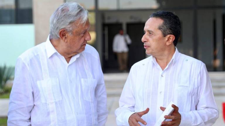 Carlos Joaquín González, entonces Gobernador, recibe en Quintana Roo al Presidente Andrés Manuel López Obrador.