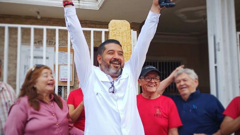 Óscar Zamudio celebra el triunfo en las elecciones por la Alcaldía de Concordia.