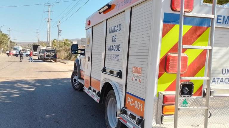 Elementos de Protección Civil acudieron a un supermercado donde se reportó la fuga de gas.