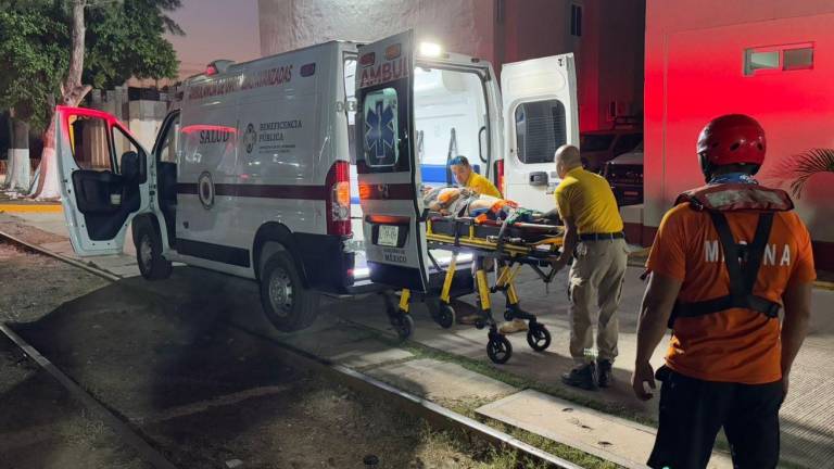 Rescatan a tripulante lesionado en buque camaronero cerca de Mazatlán