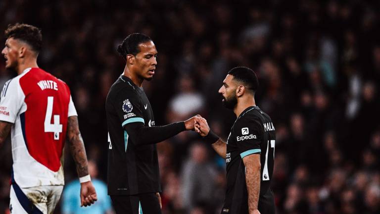 Mohamed Salah (der.) celebra su gol con Virgil Van Dijk.