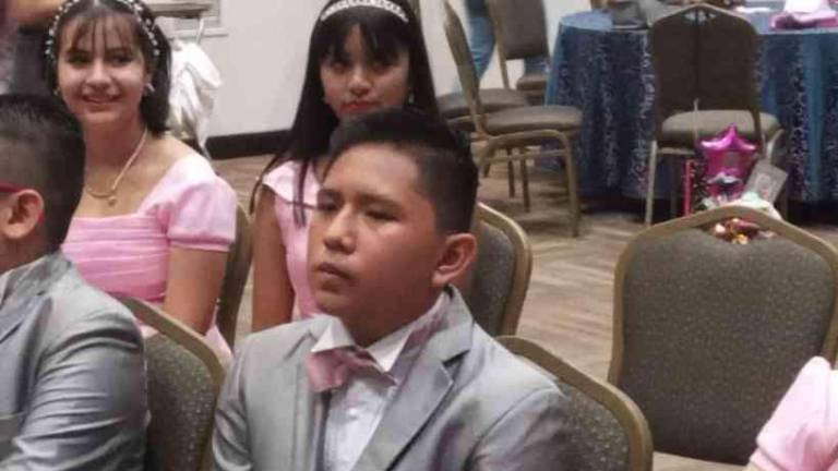 Ángel Diego Guadalupe Reyes Arias feliz de concluir su primaria.