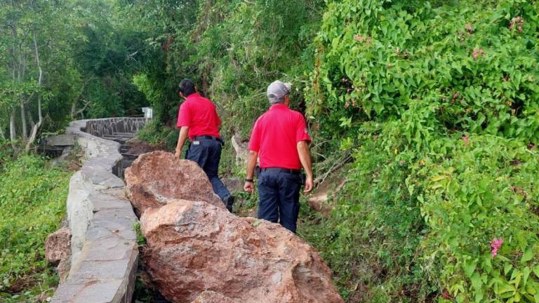 Enormes piedras caen en los escalones de acceso al Faro de Mazatlán.