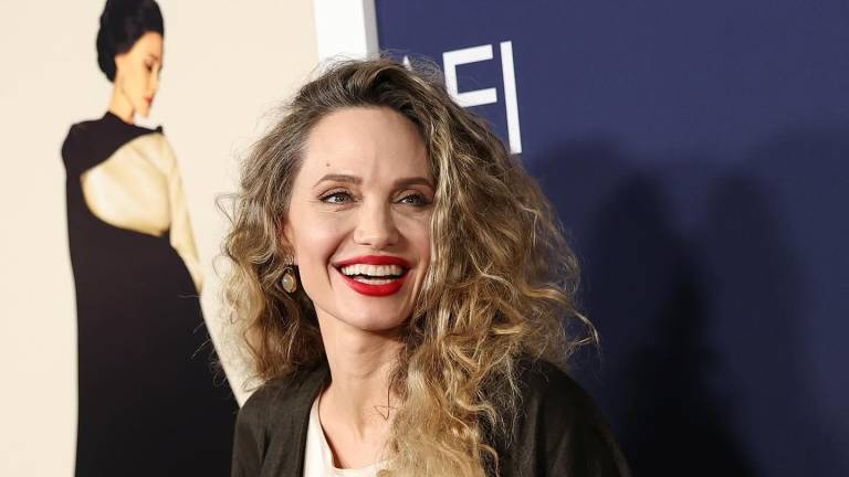 Sorprende Angelina Jolie con melena rizada en la premiere de ‘María’