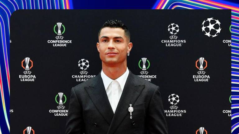 Cristiano Ronaldo es galardonado por la UEFA.