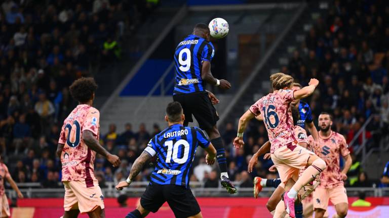 Marcus Thuram se eleva para buscar el remate. El francés anotó tres goles.