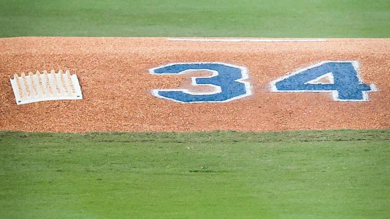 Emotivo homenaje a Fernando Valenzuela en arranque de Serie Mundial