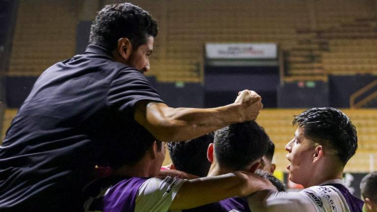 Sebastián Abreu, feliz por su primer triunfo como entrenador de Dorados