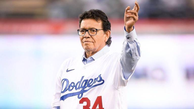 Fernando Valenzuela sigue internado.