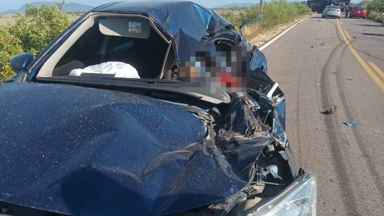 Muere mujer en choque entre su auto y un torton en Agua Verde