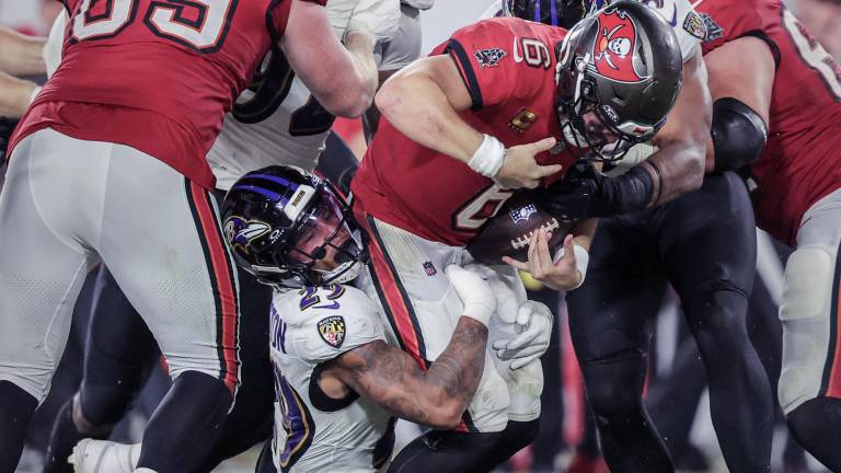 Ravens ‘confirman’ etiqueta de contendientes con un Lamar imperial frente a Buccaneers