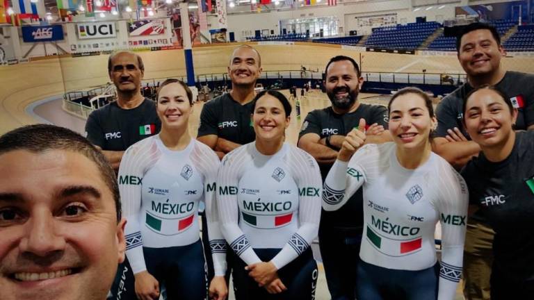 Yuli Verdugo, Jessica Salazar y Luz Daniela Gaxiola junto a su equipo de entrenamiento.