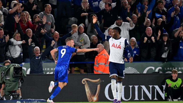 Jamie Vardy celebra el gol que le otorgó un punto al Leicester City en su regreso a la Premier League.