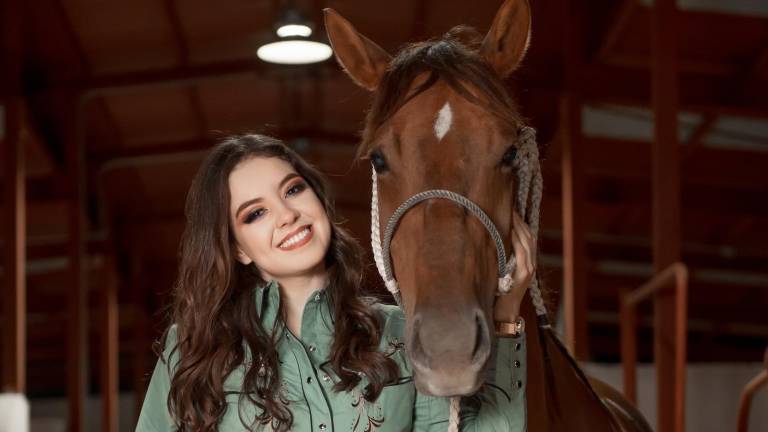 Canta Janeth Valenzuela frente a la tumba de Chalino Sánchez