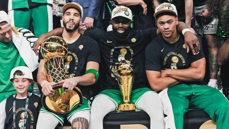 Jayson Tatum, Jaylen Brown y Jrue Holiday fueron determinantes en el título 18 de los Celtics en la NBA.