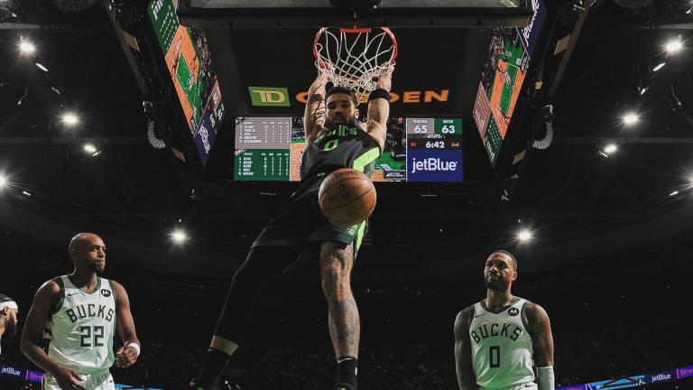 Jayson Tatum encestó 34 puntos.