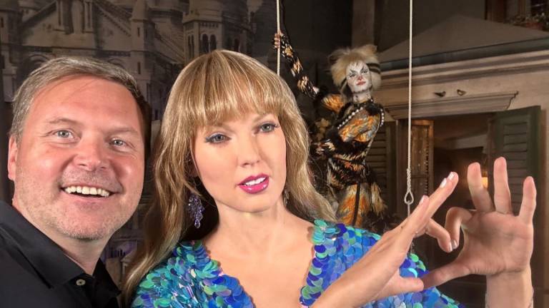 Un fan se toma la foto con la figura de cera de Taylor Swift en Alemania.