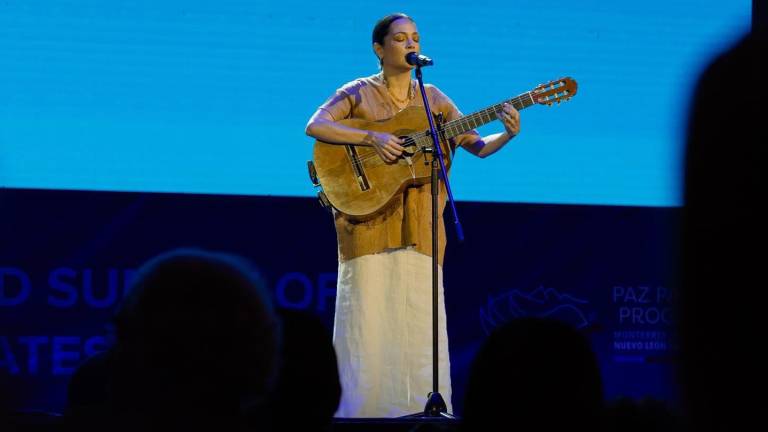 Natalia Lafourcade durante su interpretación.