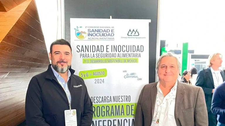 El presidente de la AARC, Enrique Riveros Echavarría y el dirigente de CAADES, Marte Vega Román, presentes en el congreso nacional “Sanidad e Inocuidad para la Seguridad Agroalimentaria y el Desarrollo Sostenible de México”.