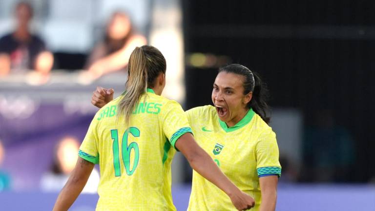 Gabi Nunes celebra su gol con Marta.