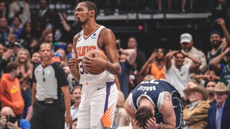 Kevin Durant emergió como figura en el triunfo de los Suns.