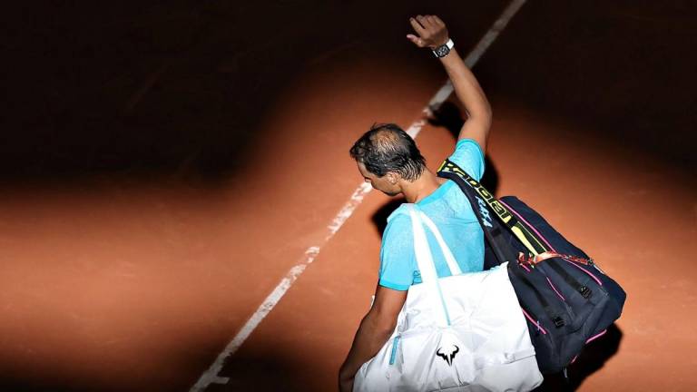 Entre lágrimas de emoción, Rafael Nadal abre la Davis de su despedida con derrota