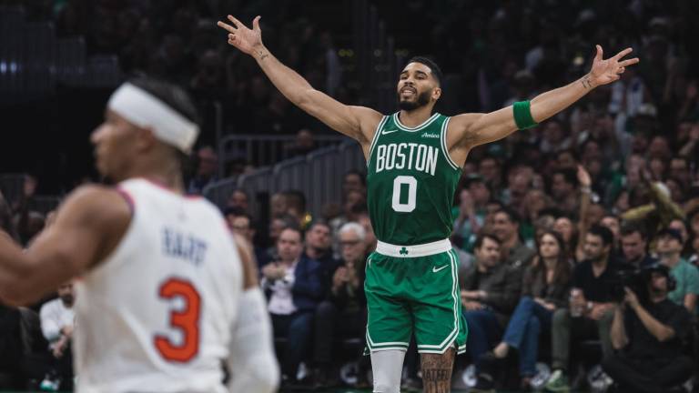 Jayson Tatum lideró a los Celtics al firmar un juego de más de 30 puntos ante Knicks.