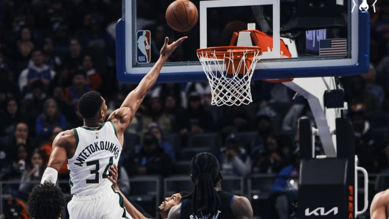 Giannis Antetokounmpo tuvo juego de 28 puntos para llevar a los Bucks a la victoria sobre los Pistons.