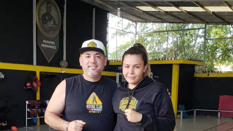 Radamés Hernández junto a la boxeadora Tamara Cruz.