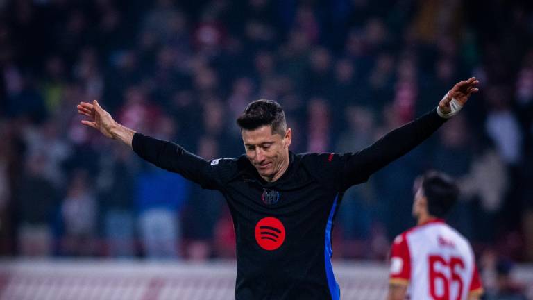 Robert Lewandowski marca doblete.