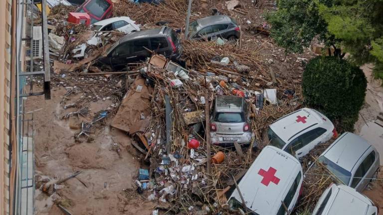 Las autoridades españolas dijeron que las inundaciones repentinas arrasaron automóviles, convirtieron calles de pueblos en ríos e interrumpieron líneas ferroviarias y carreteras.