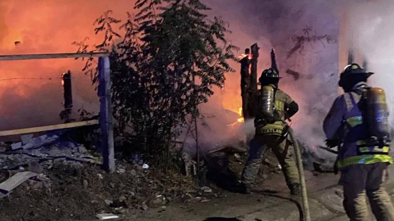 Atiende Bomberos de Mazatlán cinco incendios en casa habitación, la mayoría por pirotecnia