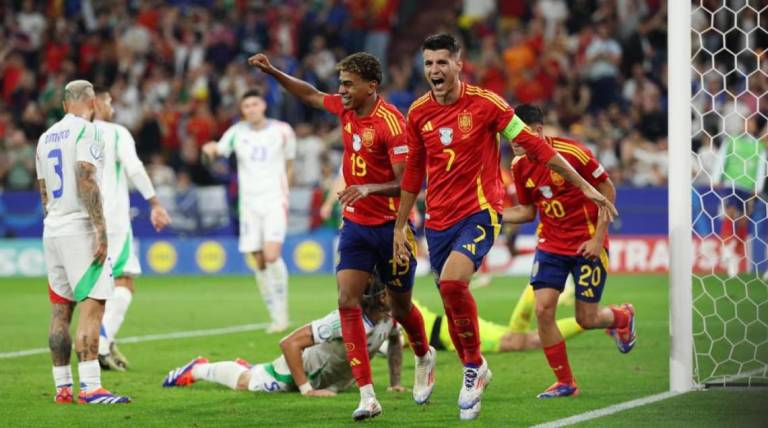 Los jugadores de España celebran el 1-0.