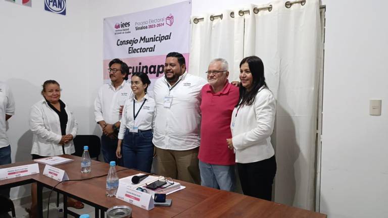 Víctor Díaz Simental, Alcalde electo de Escuinapa, tras recibir su constancia en el Consejo Municipal Electoral.