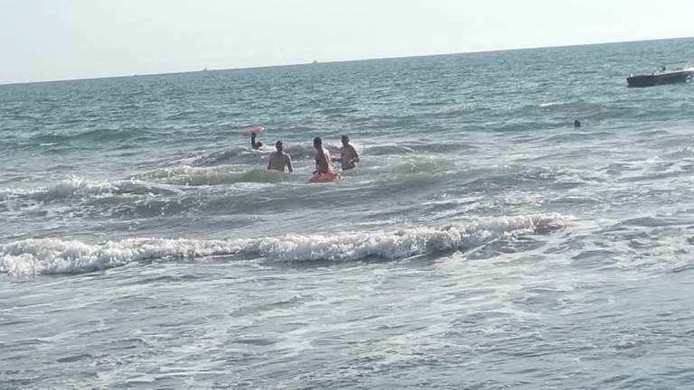 Rescatan Salvavidas de Mazatlán a personas del mar durante operativo este domingo