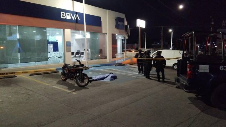 El cuerpo del joven quedó tirado a las afueras del banco en el sector Mercado de Abastos.