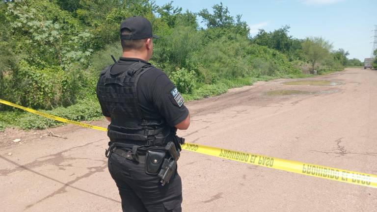 Un joven asesinado a balazos es encontrado por la carretera a la comisaría de El Quemadito, en Culiacán.