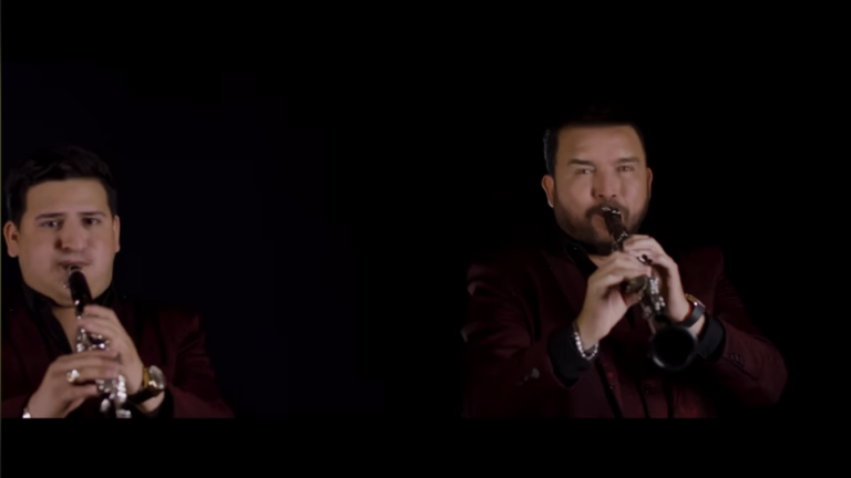 Banda El Recodo honra a las parejas diferentes en su nuevo video musical