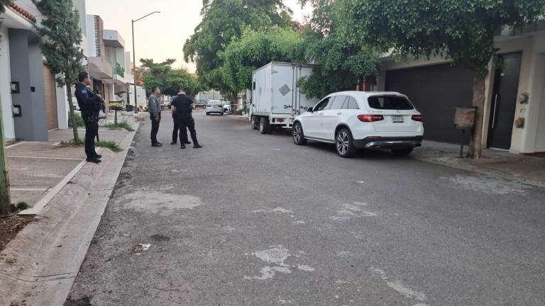 La unidad se encontraba abandonada con impactos de bala en la carrocería y cristales.