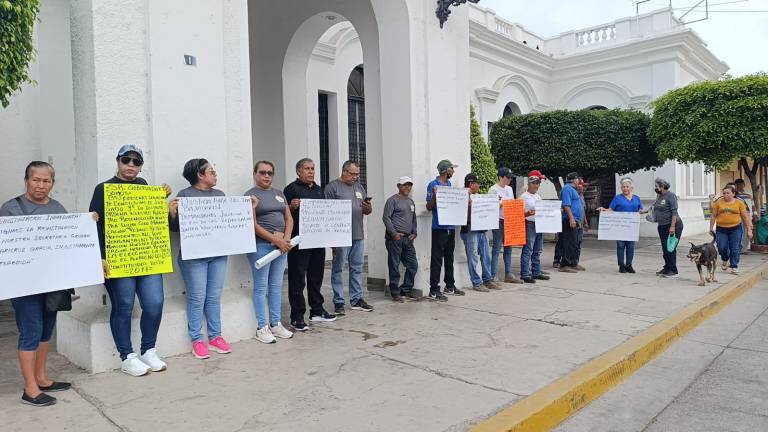 Trabajadores del nuevo sindicato de Escuinapa protestan en el Palacio Municipal por un despido injustificado.